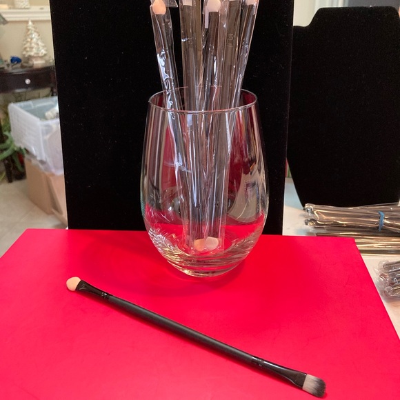 BUNDLE of #7 MAKEUP BRUSHES. #7/$25. Assorted select by name and number. - Picture 14 of 16